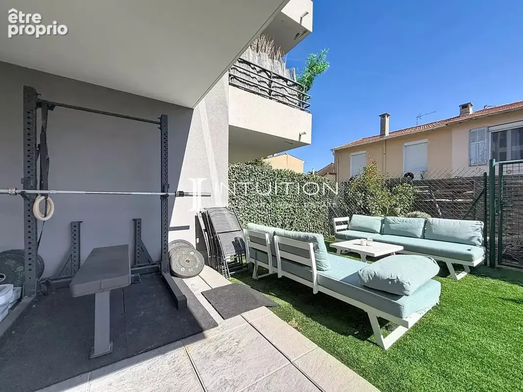 Golfe-Juan : Vaste appartement rez-de-jardin dans un immeuble de standing avec piscine - photo 18