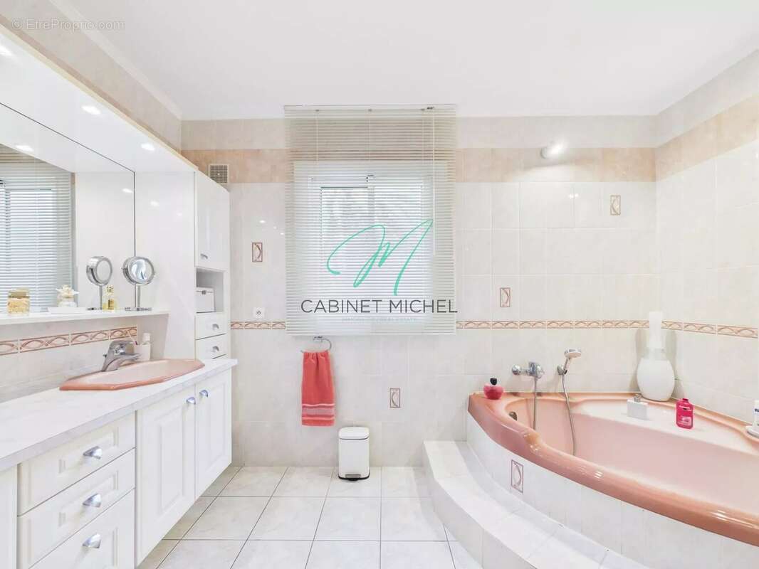 Maison à ROQUEFORT-LES-PINS