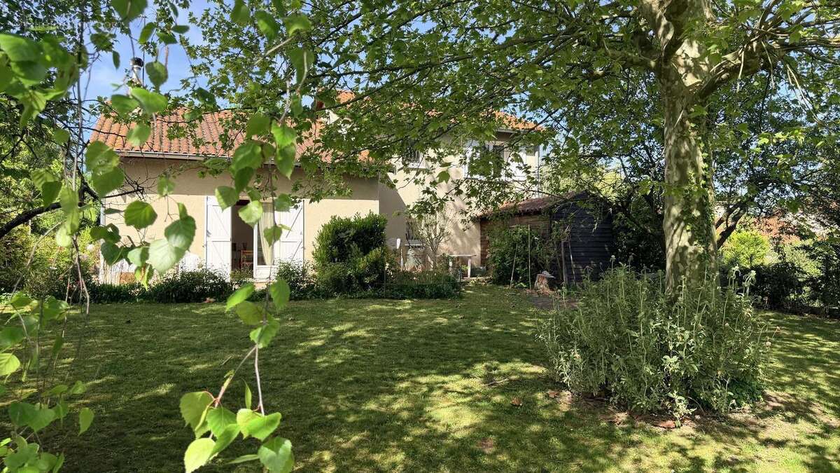 Photo 3 - Maison à LA TOUR-DE-SALVAGNY
