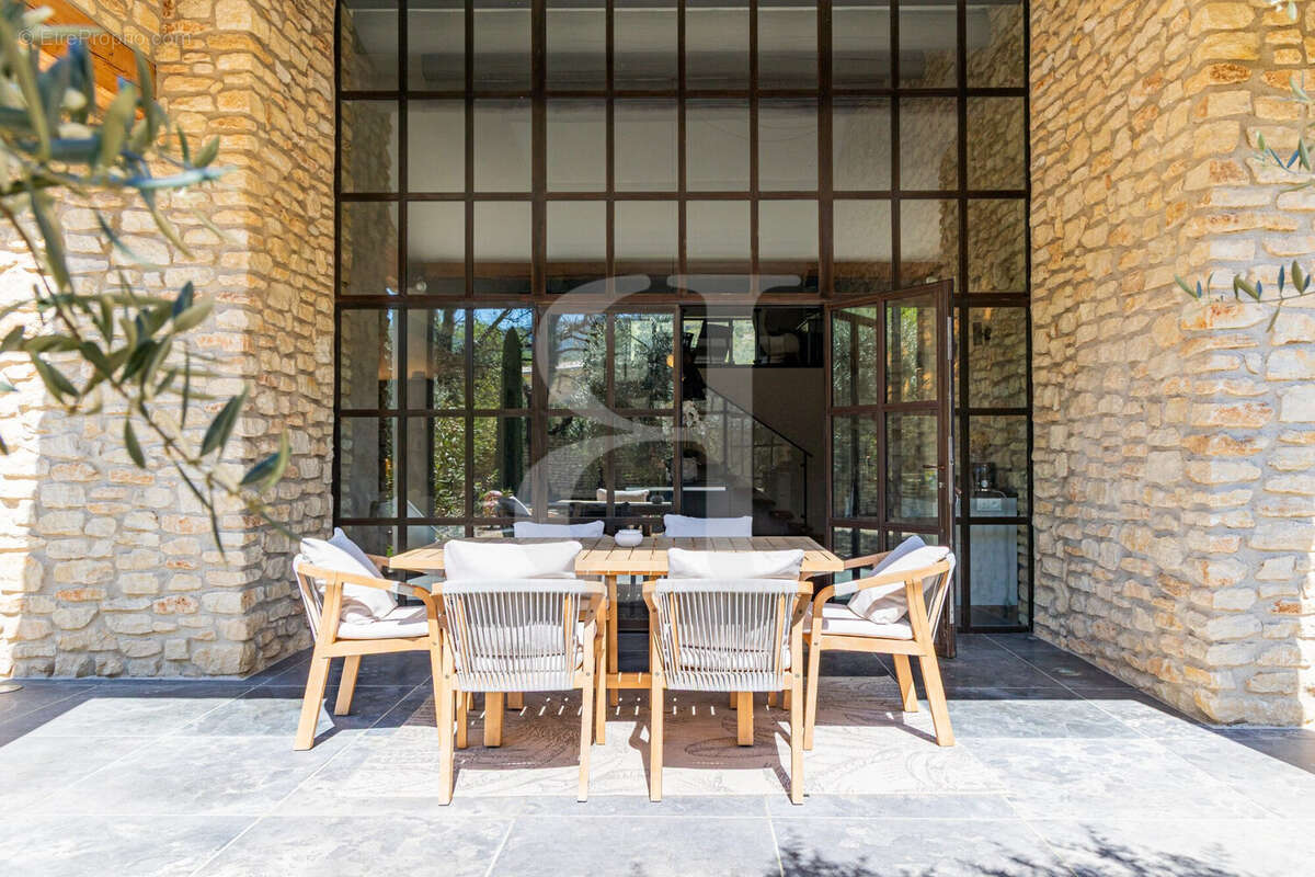 Maison à MENERBES