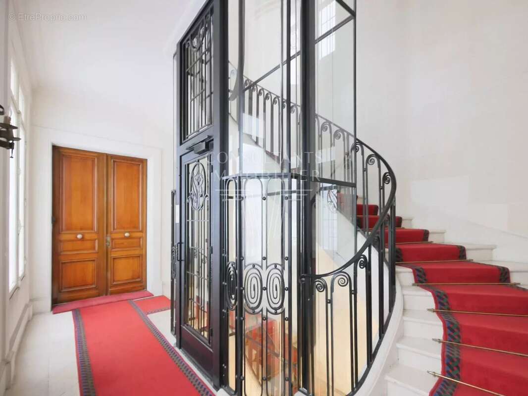 Appartement à PARIS-16E