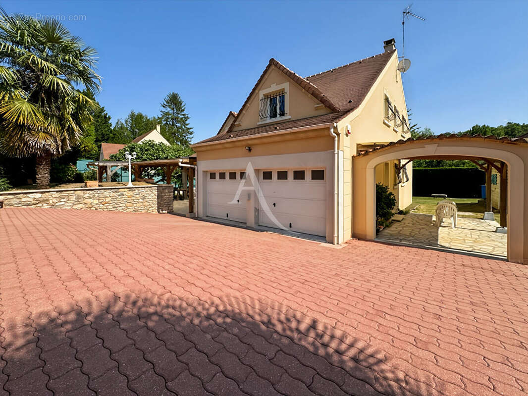 Maison individuelle avec double garage et dependance - photo 2
