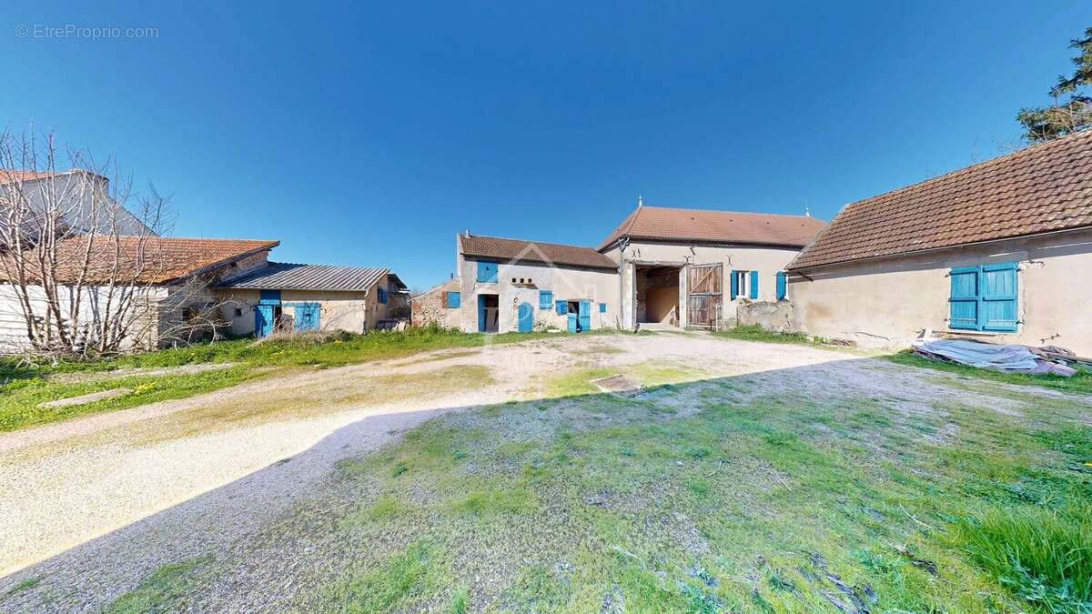 Maison à ETROUSSAT