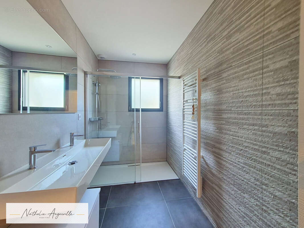 Nuces   Maison contemporaine 144 m2 de plain-pied avec piscine - photo 13