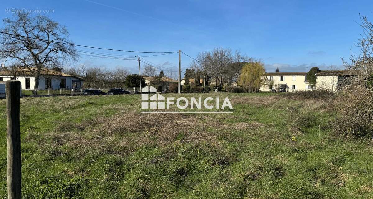 Terrain à SAINT-PIERRE-DE-MONS