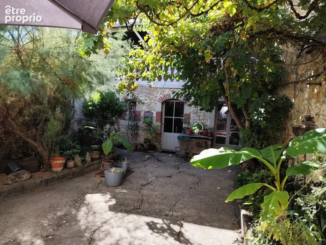 Élégante maison de ville de caractère comprenant 3 chambres et une cour privée, située au cœur du quartier historique de Civray - photo 2