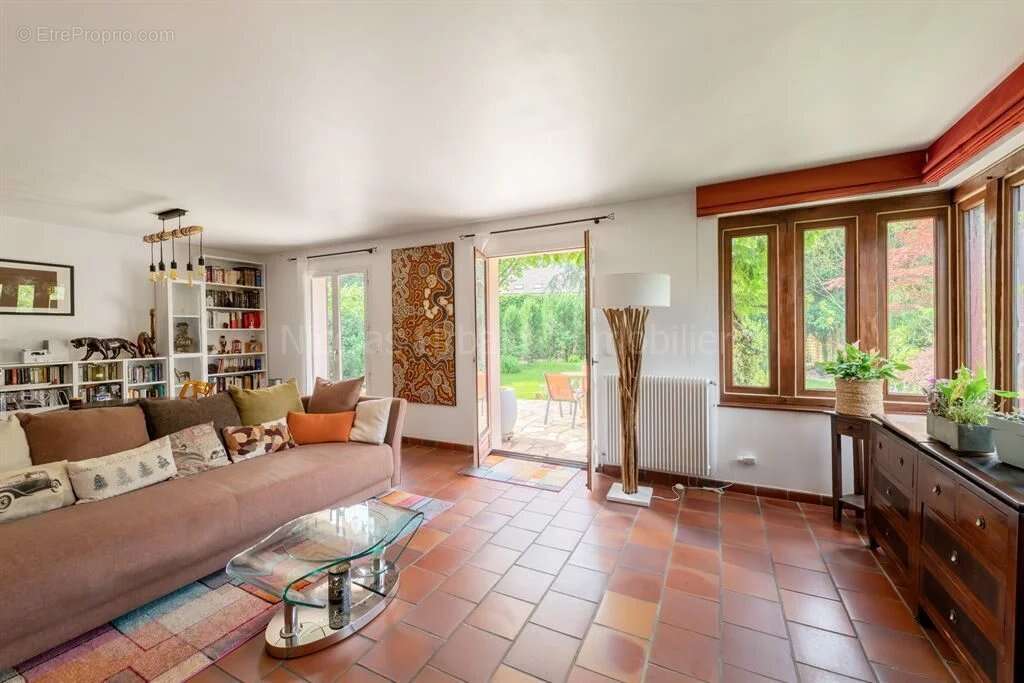 Maison à LE MESNIL-SAINT-DENIS