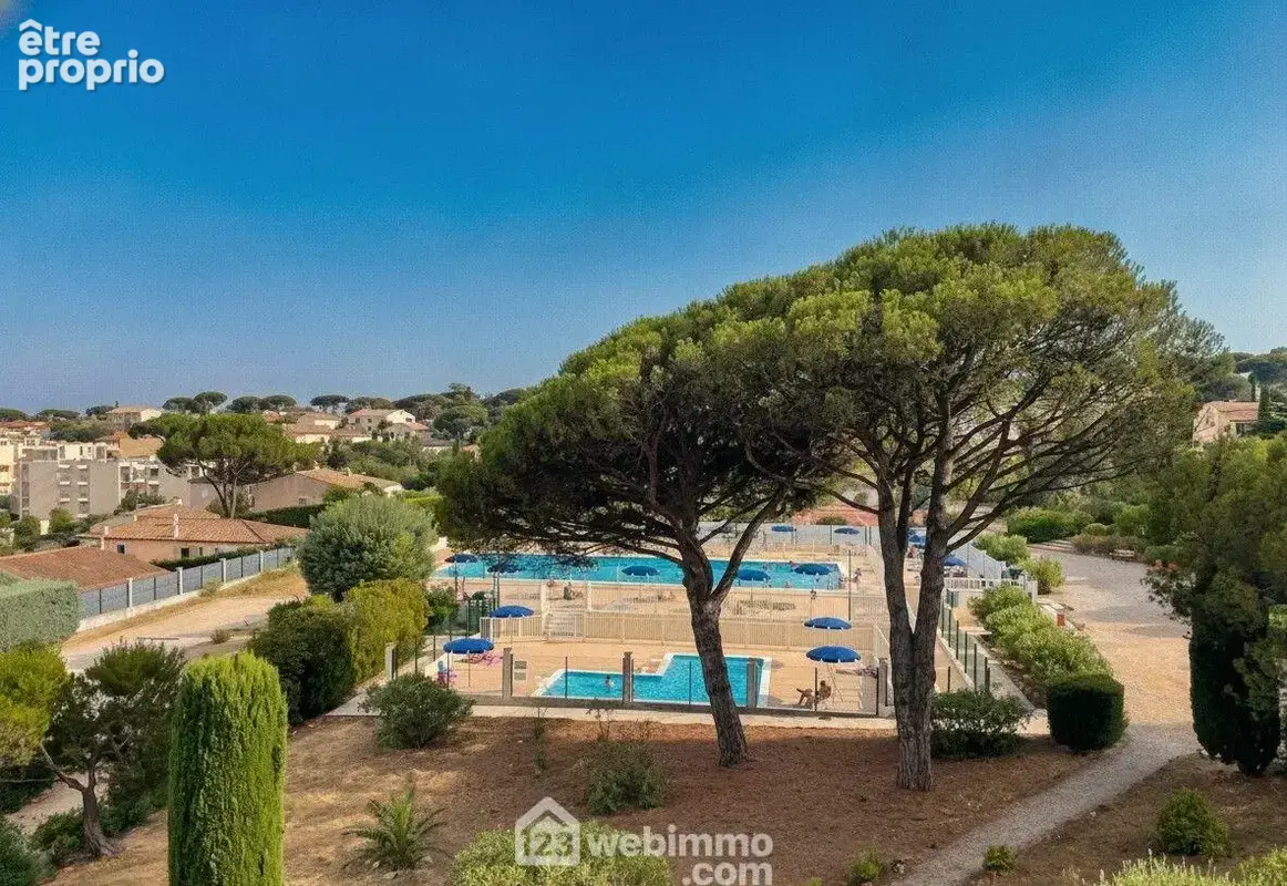 Piscine, bassin enfants et tennis au sein de la résidence.
