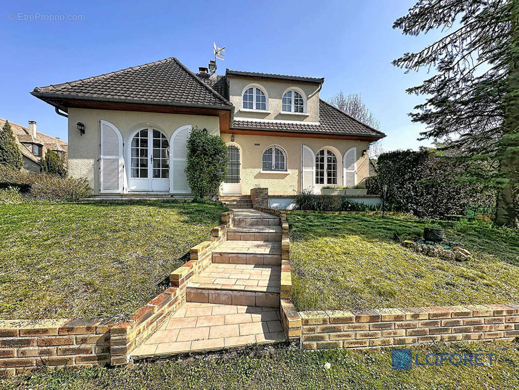 Maison à SAINT-GERMAIN-LES-ARPAJON