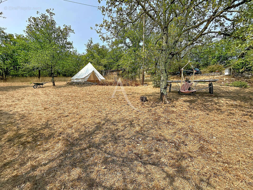 Maison familiale de 4 chambres avec piscine, jolie vue dégagée et 5 766m² de terrain. - photo 13
