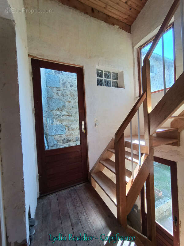 Fermette 10 pièces - grande grange - Rare à SAINT VICTOR MONTVIANEIX (63550) en Auvergne-Rhône Alpes - photo 10