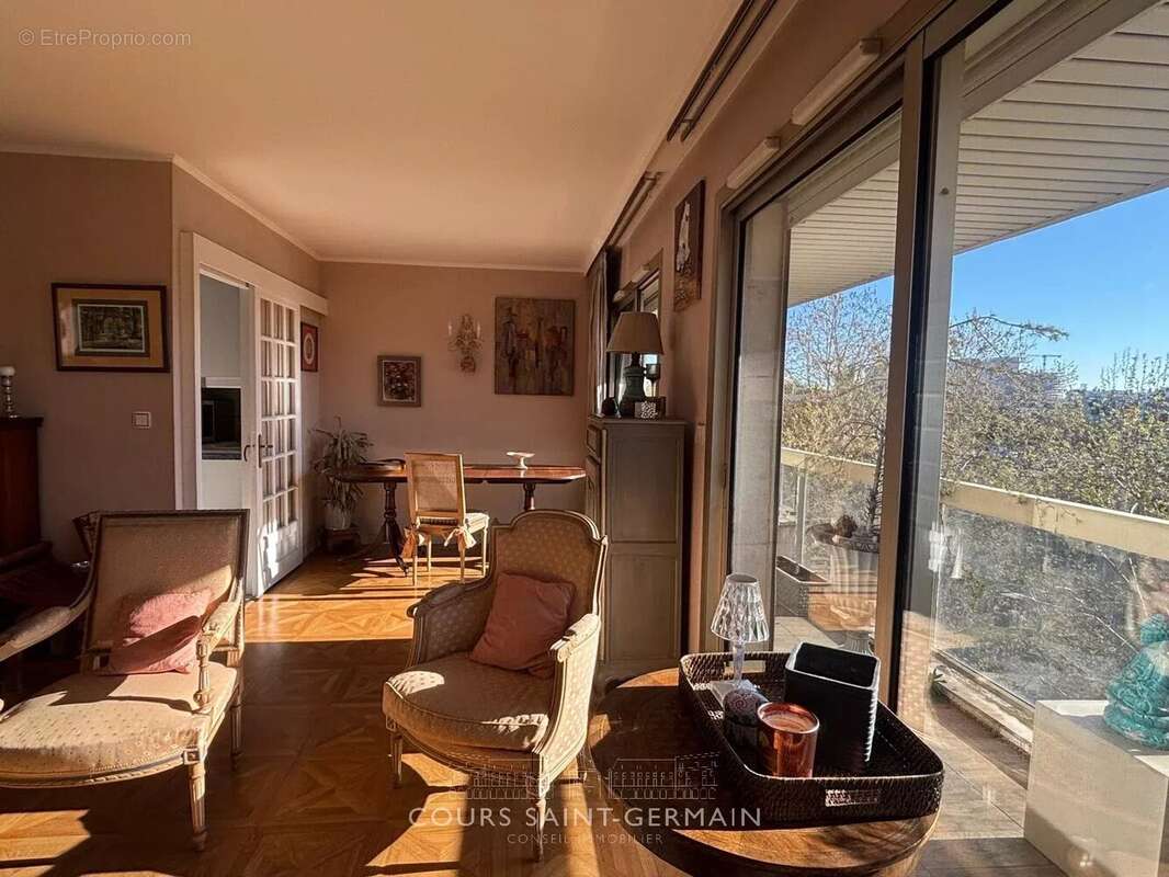 Appartement à PARIS-16E