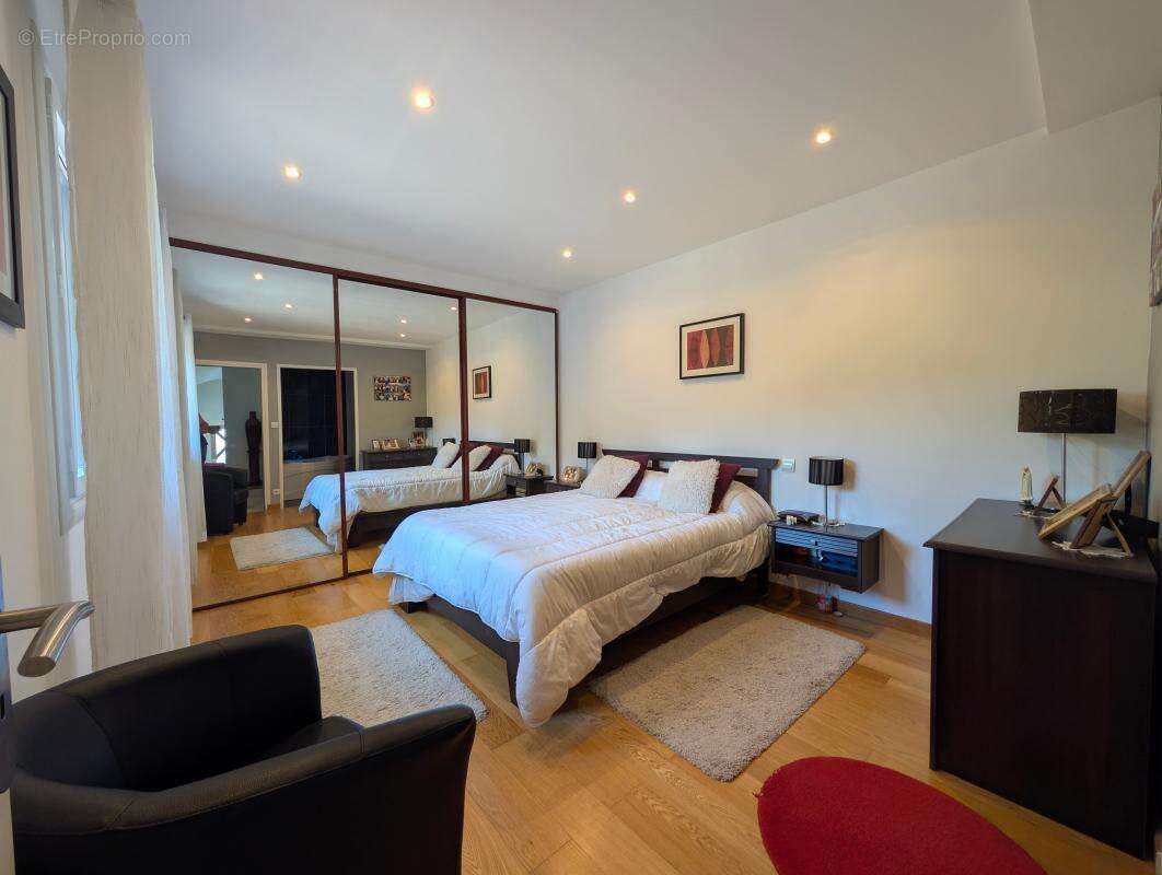 À moins de 10 minutes du centre-ville d'Aix-les-Bains – A vendre belle maison individuelle aux volumes généreux, idéale pour une - photo 11