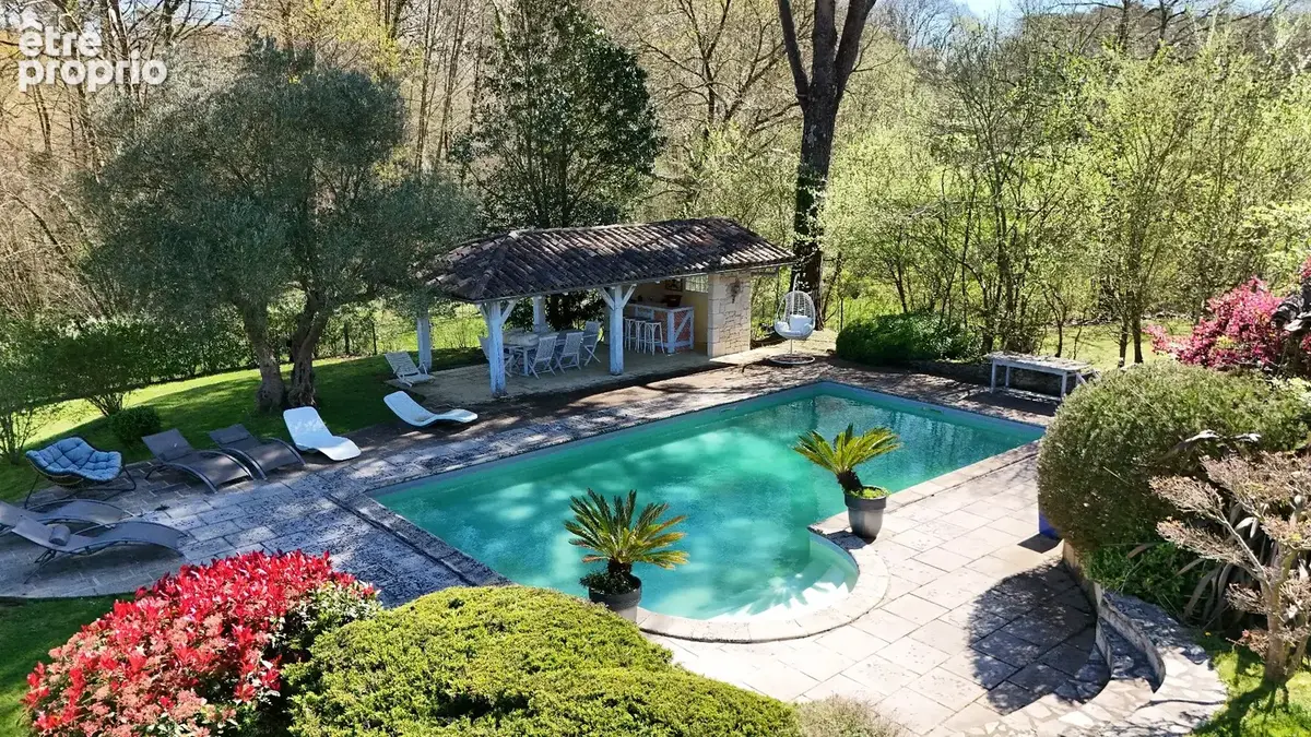 Propriete de type t8 de 292 m2 + 2 dependances + piscine + 3 garages - photo 2