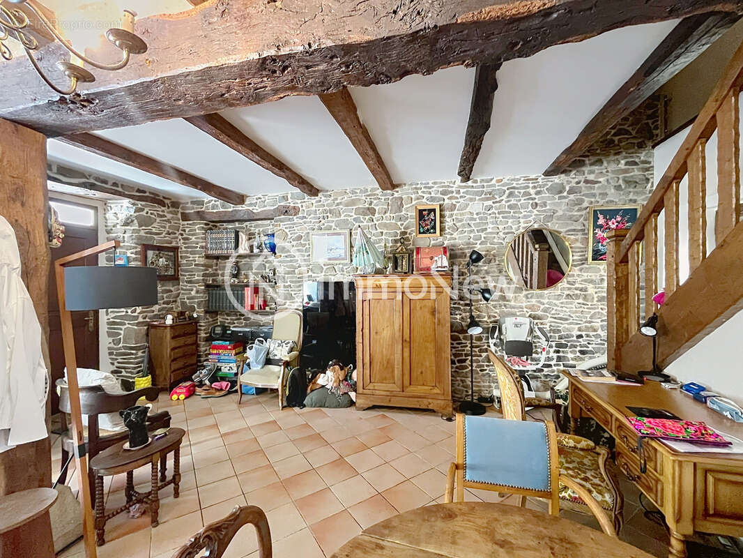 Une maison dans le bourg de SAINT JEAN LE THOMAS - photo 3