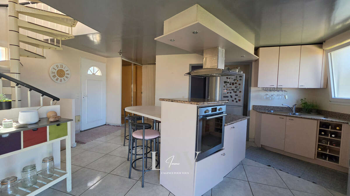 Maison familiale de 184 m2 avec garage, piscine et terrasse plein sud   Lavérune - photo 7