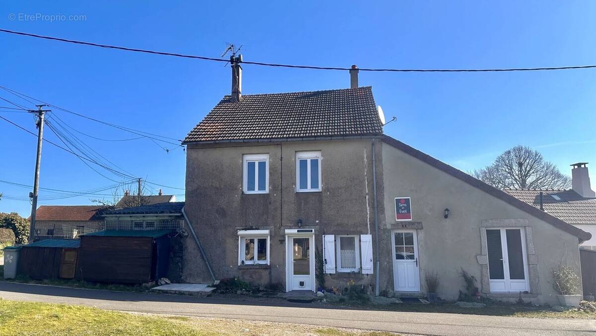 Maison à LA ROCHE-EN-BRENIL