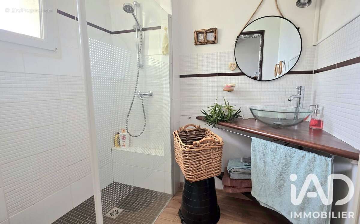 Maison 163 m² à Saint-Ave  - photo 7