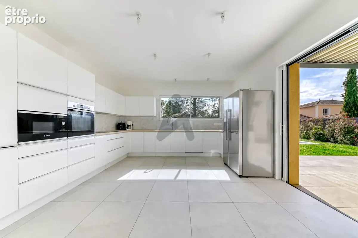Ecully - Les Serres: Une maison contemporaine de 189m2, 5 chambres, terrasse, jardin, piscine et garage. - photo 3