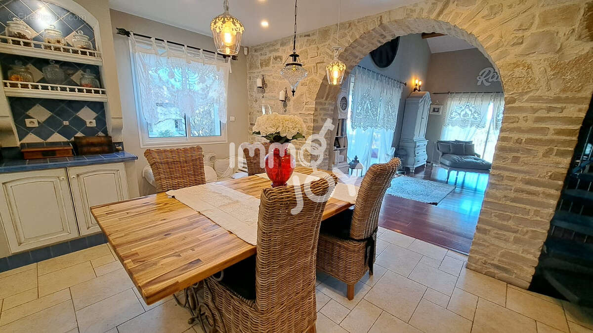 A Remarkable Home of Charm and Noble Materials in a Serene Pine Forest Environment - photo 6