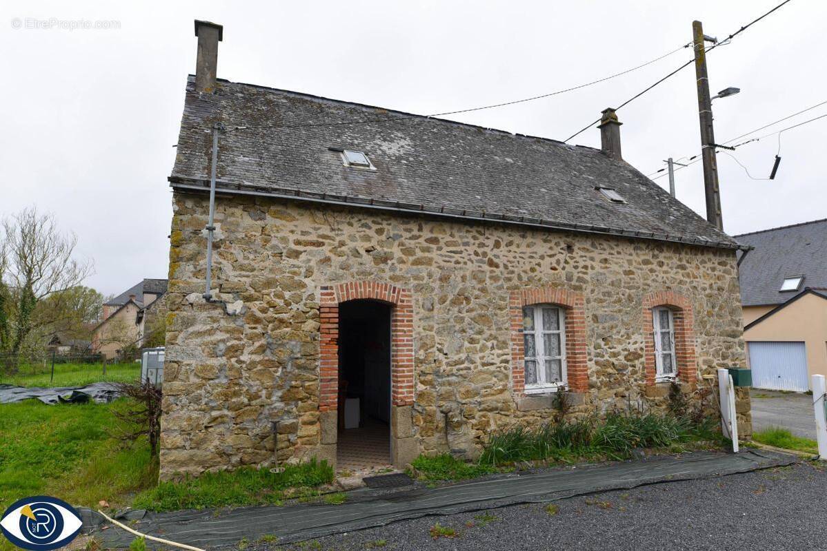 Maison à MONTSURS