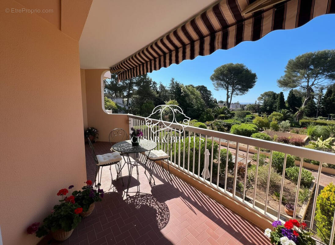 terrasse meublée avec l'IA - Appartement à SAINT-RAPHAEL