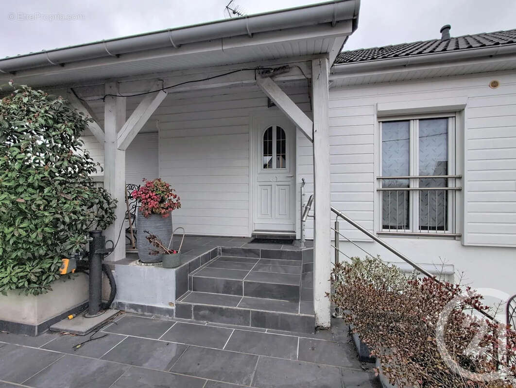 Maison à VAUX-LE-PENIL