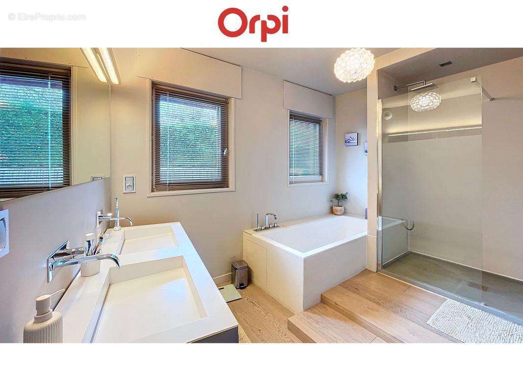 Maison à VETRAZ-MONTHOUX