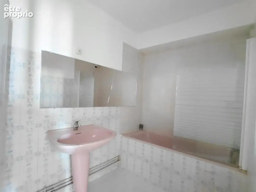 T3 lumineux de 66m2 avec balcon et loggia à Vendre à Salon-de-Provence à deux pas du Centre Ville - photo 8