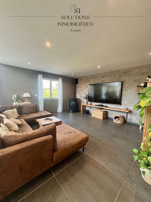 Maison 222 m² à Saint-Cyr-Sur-Le-Rhone  - photo 4