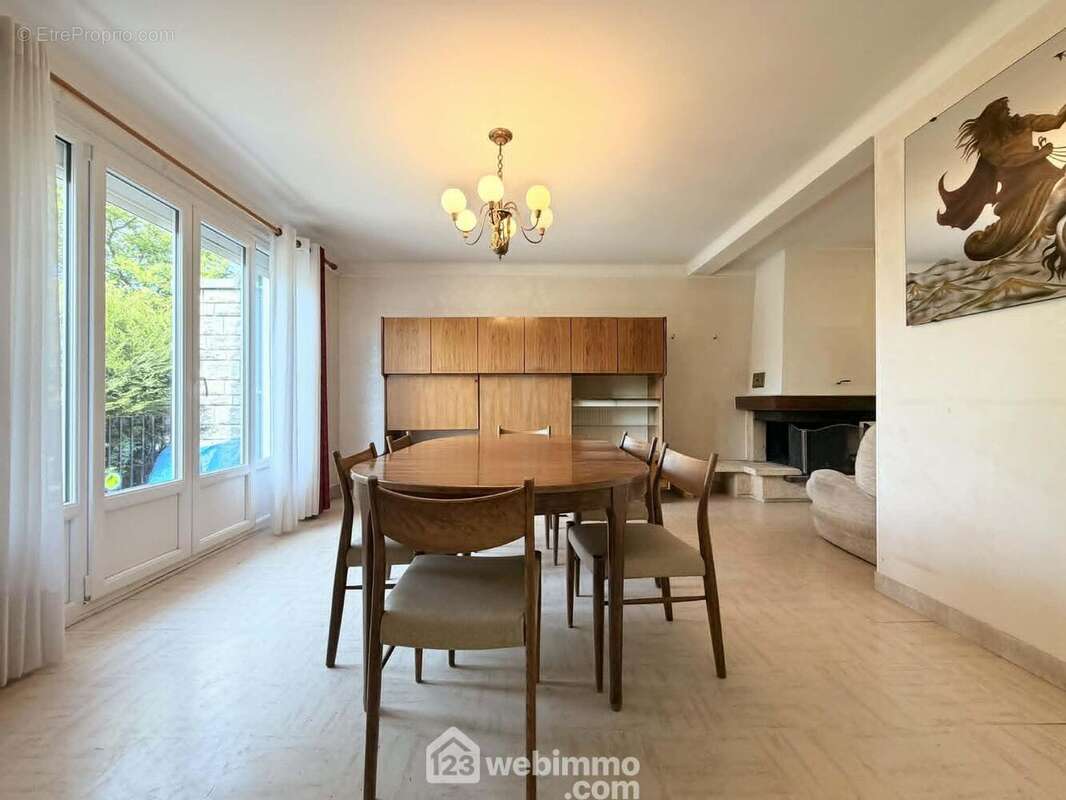 La salle à manger pour y recevoir vos convives - Maison à BRUYERES-ET-MONTBERAULT