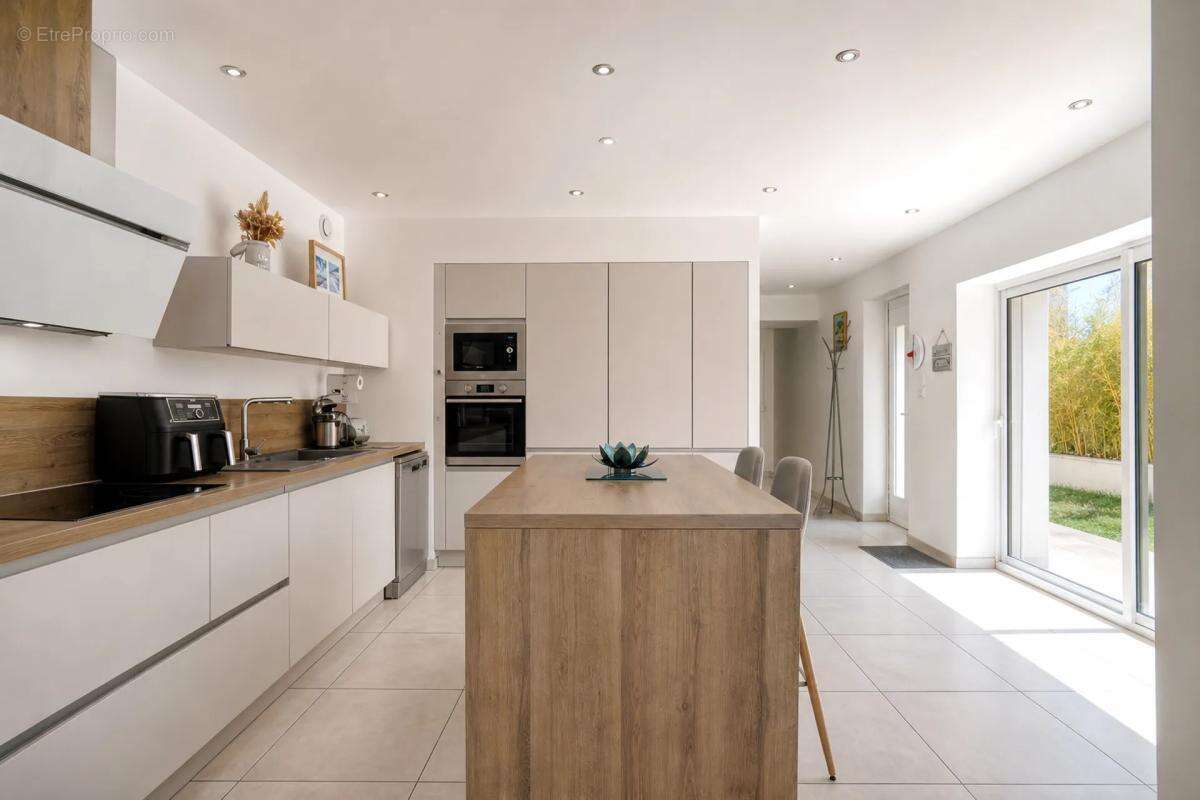 Moidieu-Détourbe - Ancienne grange de 160 m² réinventée - photo 8