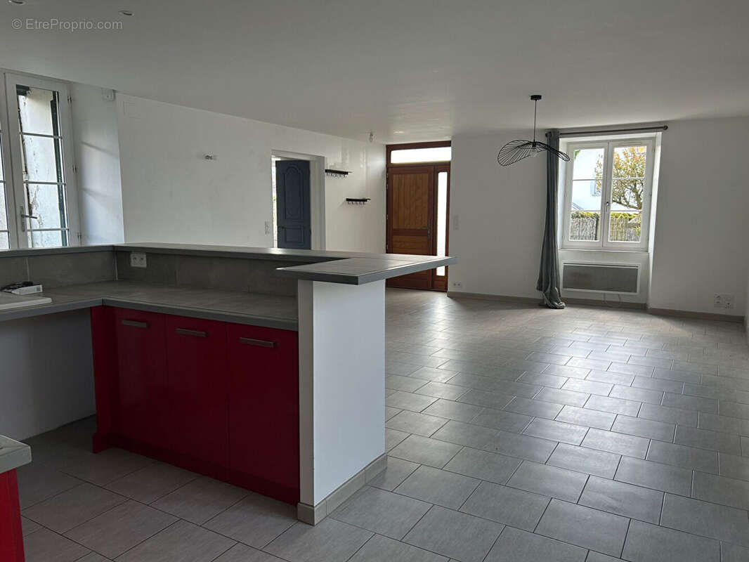 Maison de caractère rénovée avec cour et garages - photo 12