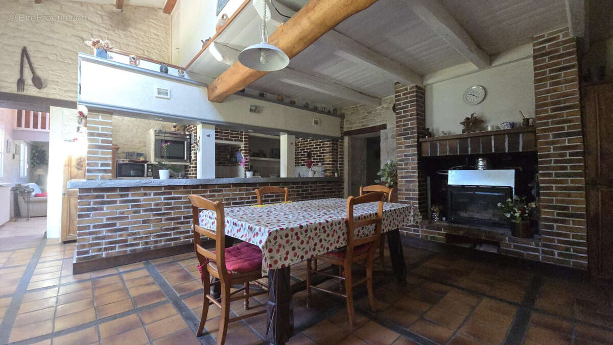 Maison à SAINT-CYR-DU-DORET