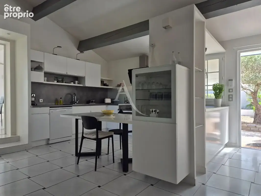 Villeveyrac : Élégante villa de plain-pied -210 m² de surface au sol - Charme méditerranéen avec piscine - photo 9