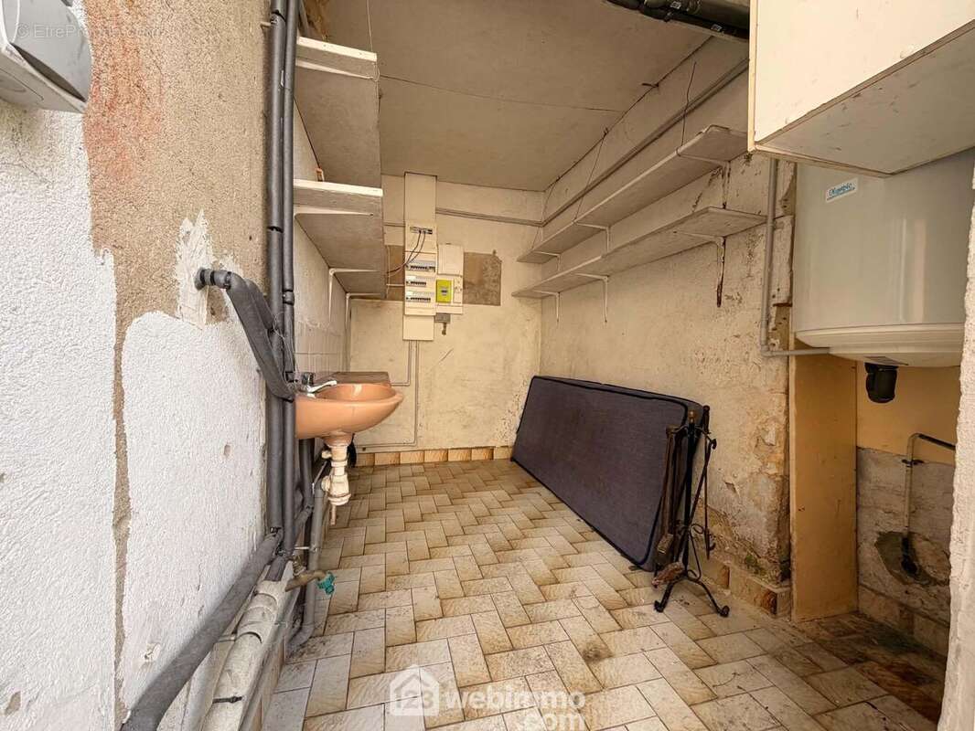 ... un cellier de 5 m2 avec point d'eau,