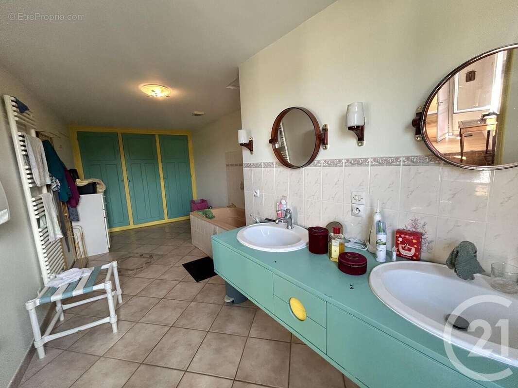 Maison à SAINT-MEDARD-DE-GUIZIERES