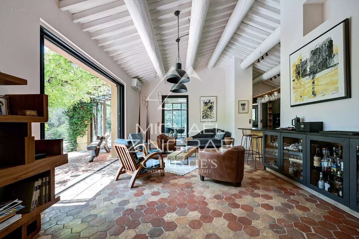 À quelques minutes du cœur d'Aix-en-Provence – Propriété d'exception de 12 pièces de 650 m² sur 1,2 hectares - photo 3