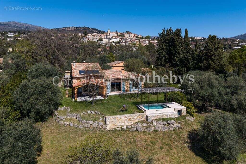 Maison à CHATEAUNEUF-GRASSE