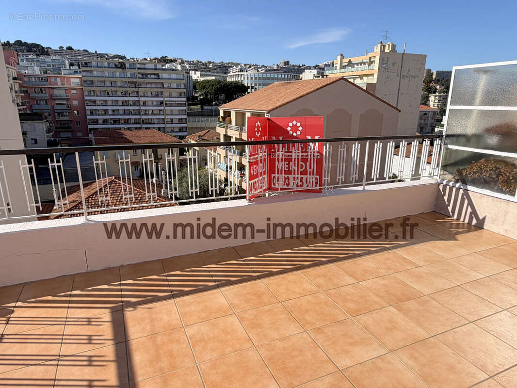 Nice Ouest Carras-Californie 3 P au calme étage élevé de 50 m2 + terrasse et loggia à 280000 euros - photo 2