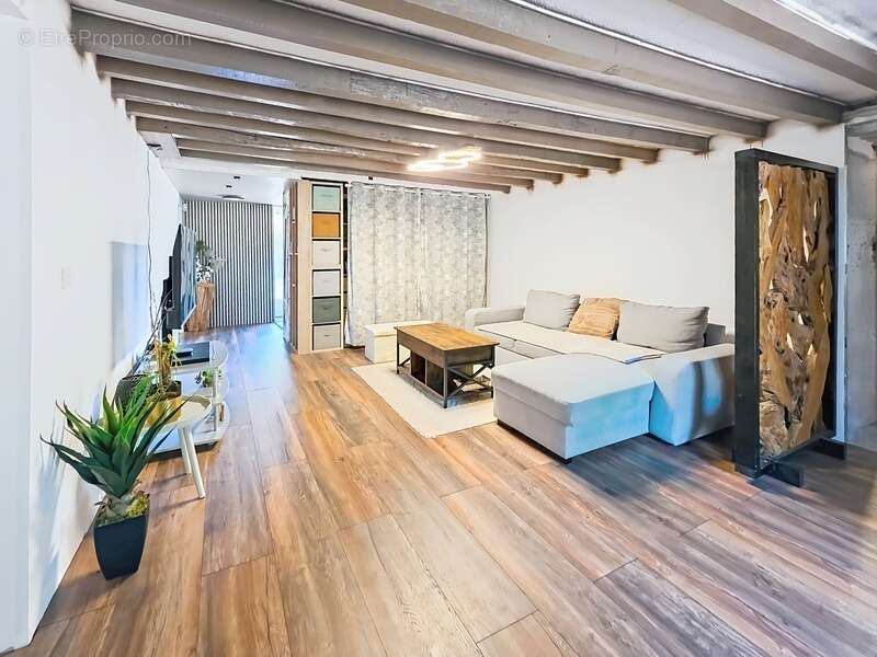 Maison en pierre rénovée avec dépendances –  Terrain de 2 200 m² - photo 8