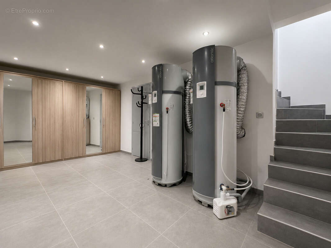 Aux portes d'Aubagne, VILLA CONTEMPORAINE; 300m2 env avec PISCINE sur terrain de 700m2, au CALME absolu, avec - photo 11