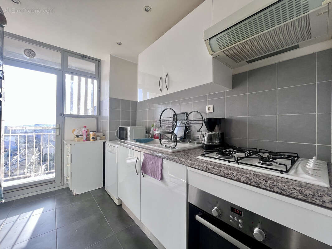 T3 de 60M2 avec 2 places de parking 153 000 euros Parc de la Mongrane 13013 - photo 2