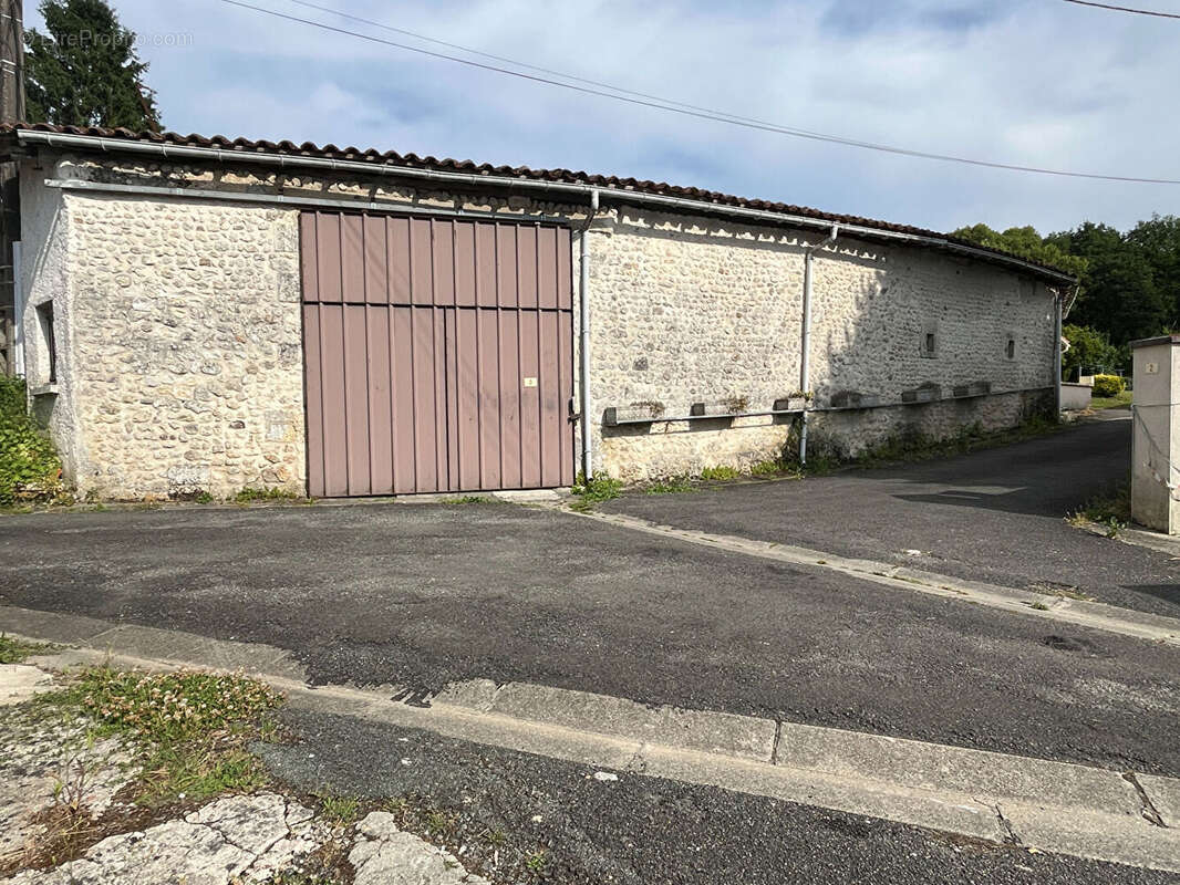 Maison à MONTMOREAU-SAINT-CYBARD