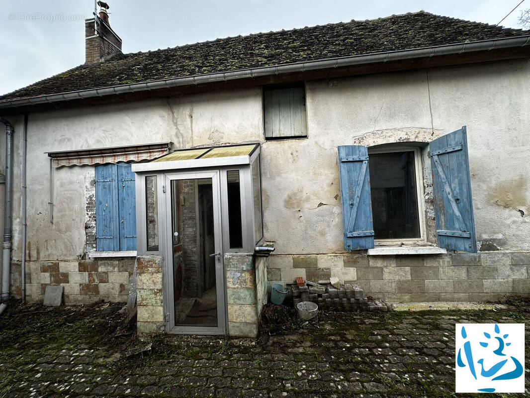 Maison à SAINT-JULIEN-DU-SAULT