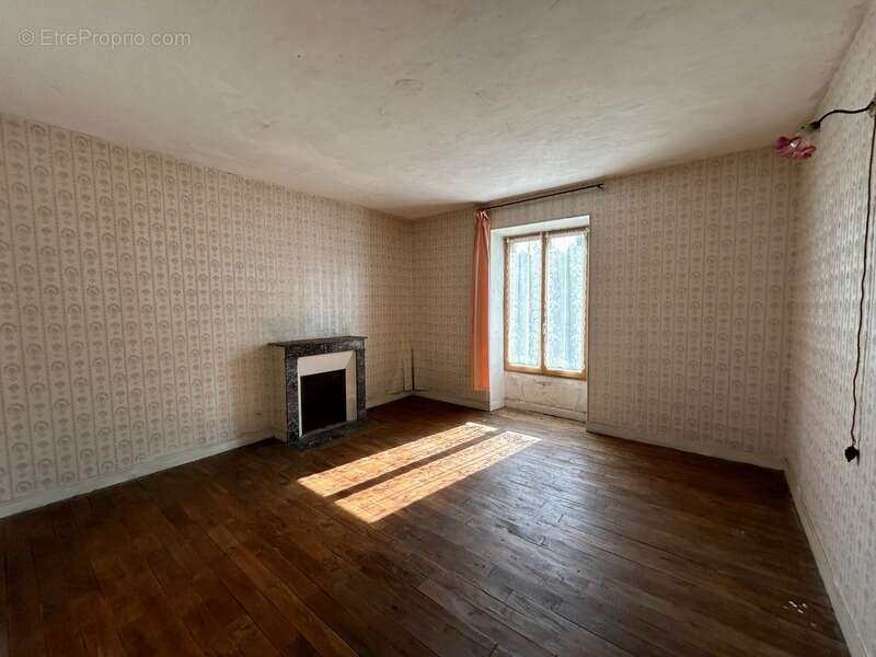 Maison à SAINT-LEGER-LA-MONTAGNE