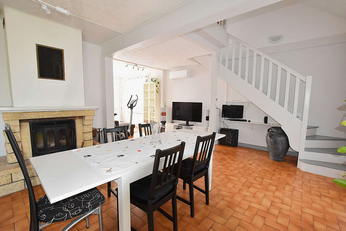 Maison à SAINT-REMY-EN-ROLLAT