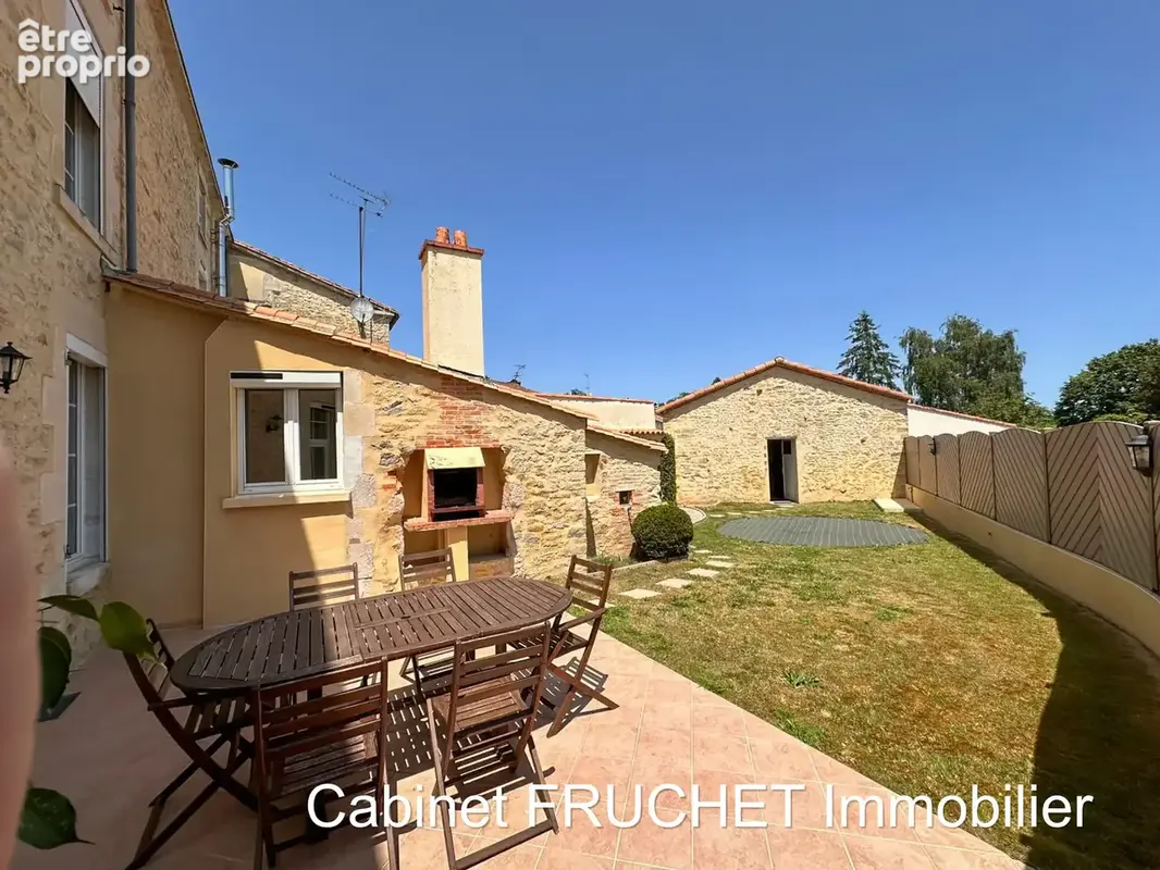 En centre ville de CHANTONNAY - Maison de caractère avec 5 chambres - photo 2