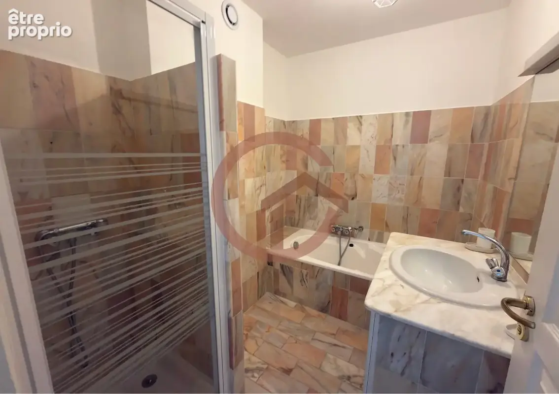 Vente à terme libre   saint-raphaël centre-ville   2 pièces traversant avec balcon, garage fermé et cave - photo 9