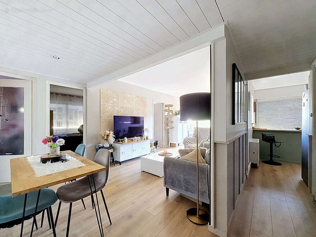 A vendre en exclusivité un appartement 4 pièces 82.68 m2 avec balcon secteur Résidence Les Plantiers 13127 VITROLLES - photo 3